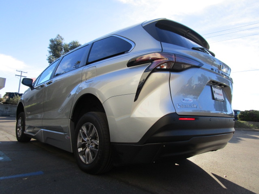 Used 2024 Toyota Sienna Hybrid XLE Base - BraunAbility Side Entry Entry Fold Out Automatic Ramp
