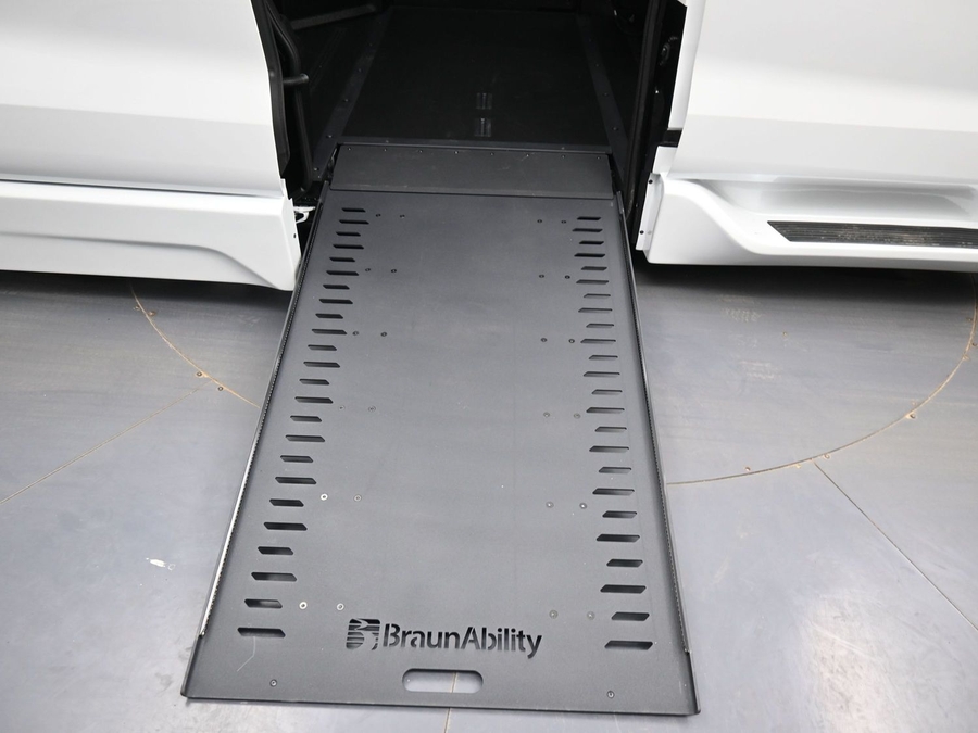 New 2026 Toyota Sienna Hybrid XLE Base - BraunAbility Side Entry Entry In Floor Automatic Ramp