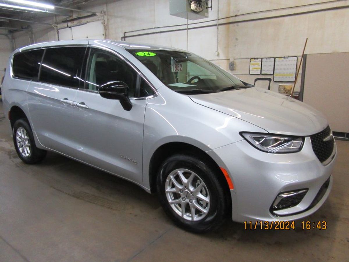 Silver Chrysler Pacifica image number 38