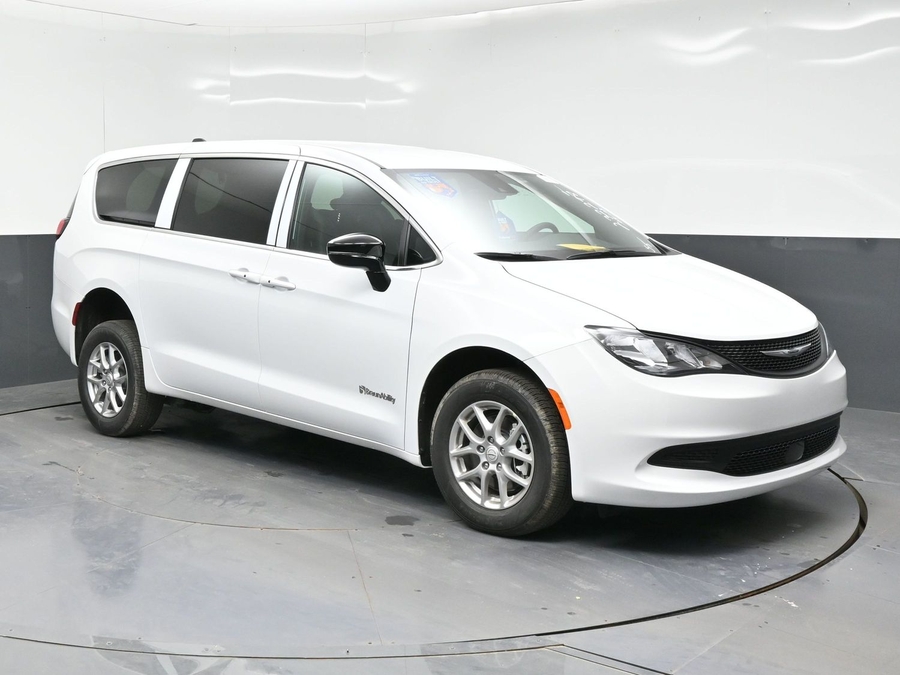 2026 Chrysler Voyager's photo