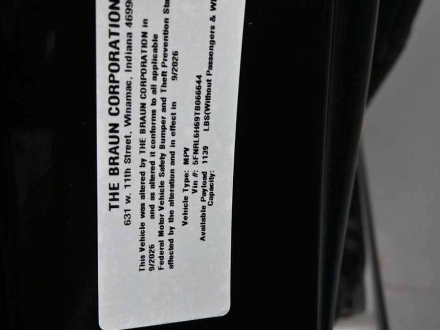 Black Honda Odyssey image number 14