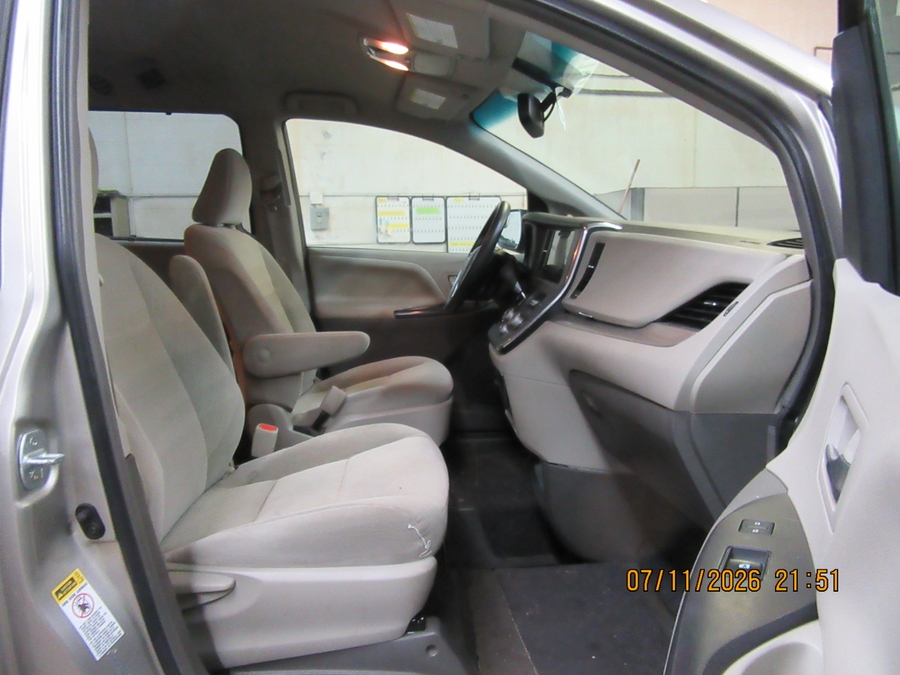 Brown Toyota Sienna image number 12