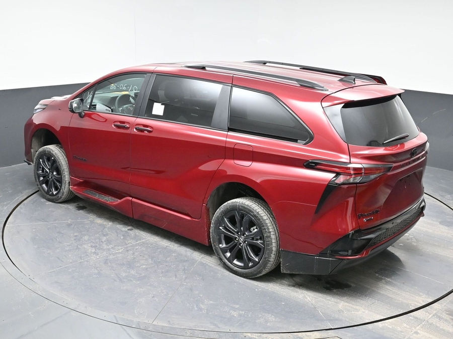 New 2025 Toyota Sienna Hybrid XSE Sport - BraunAbility Side Entry Entry Fold Out Automatic Ramp