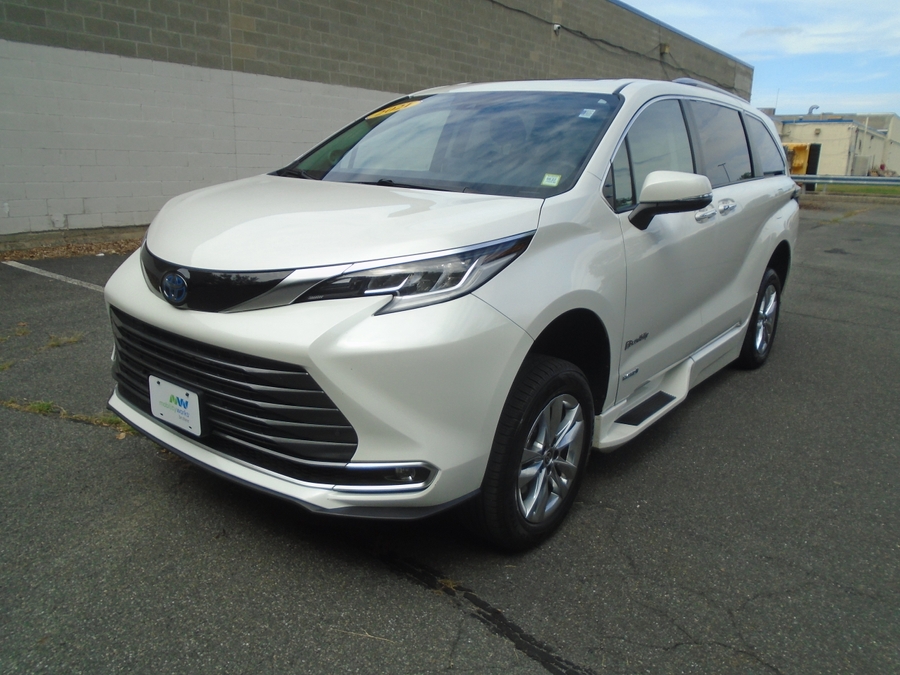 White Toyota Sienna image number 14