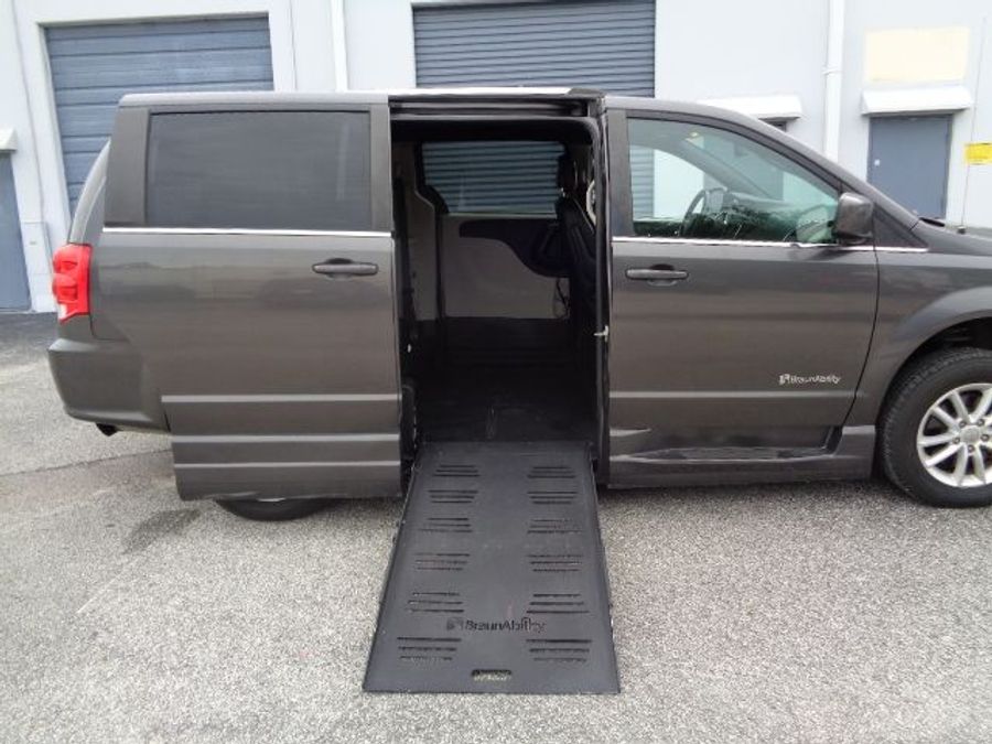 Used 2018 Dodge Grand Caravan SXT - BraunAbility Side Entry Entry Fold Out Automatic Ramp