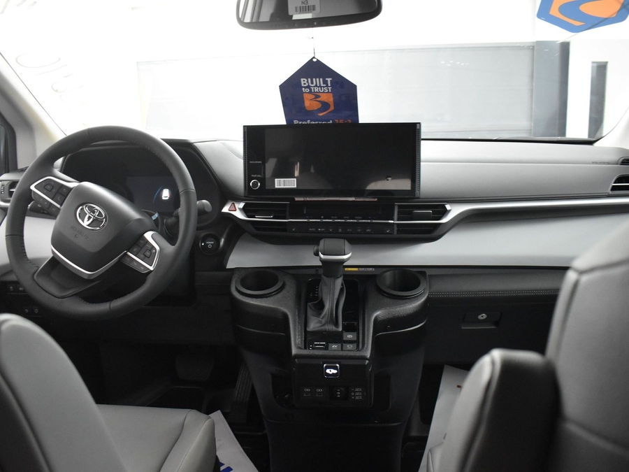 New 2025 Toyota Sienna Hybrid XLE Base - BraunAbility Side Entry Entry In Floor Automatic Ramp