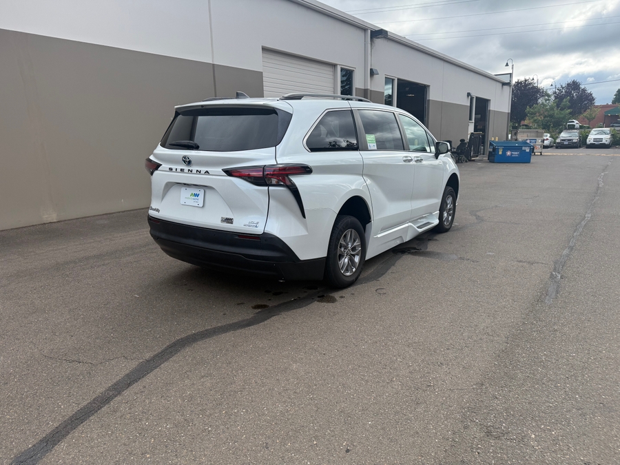 White Toyota Sienna image number 5