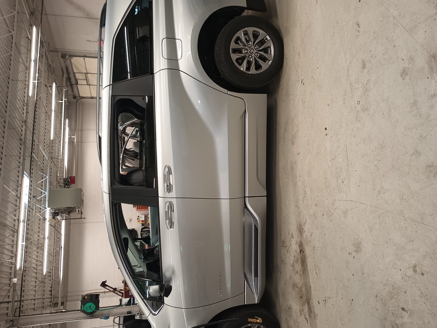 Silver Toyota Sienna image number 6