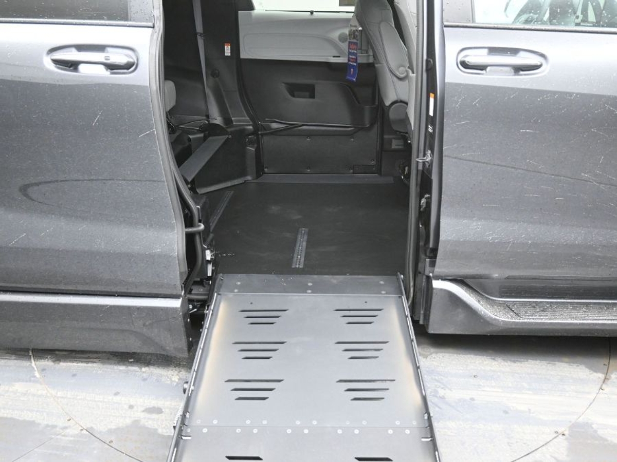 Grey Toyota Sienna image number 11