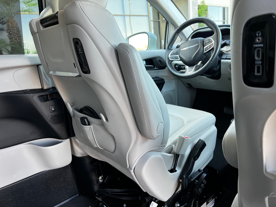 Used 2021 Chrysler Pacifica Touring L - RLX Side Entry Entry In Floor Automatic Ramp