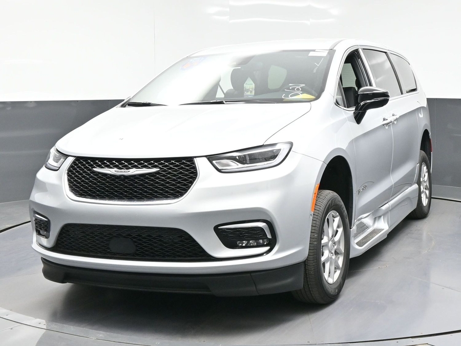 Silver Chrysler Pacifica image number 1