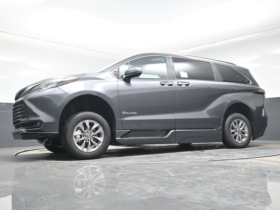 New 2025 Toyota Sienna Hybrid XLE Plus - BraunAbility Side Entry Entry Fold Out Automatic Ramp