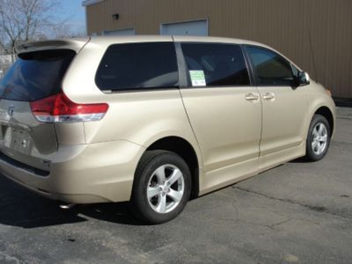 2011 TOYOTA SIENNA - Image 12