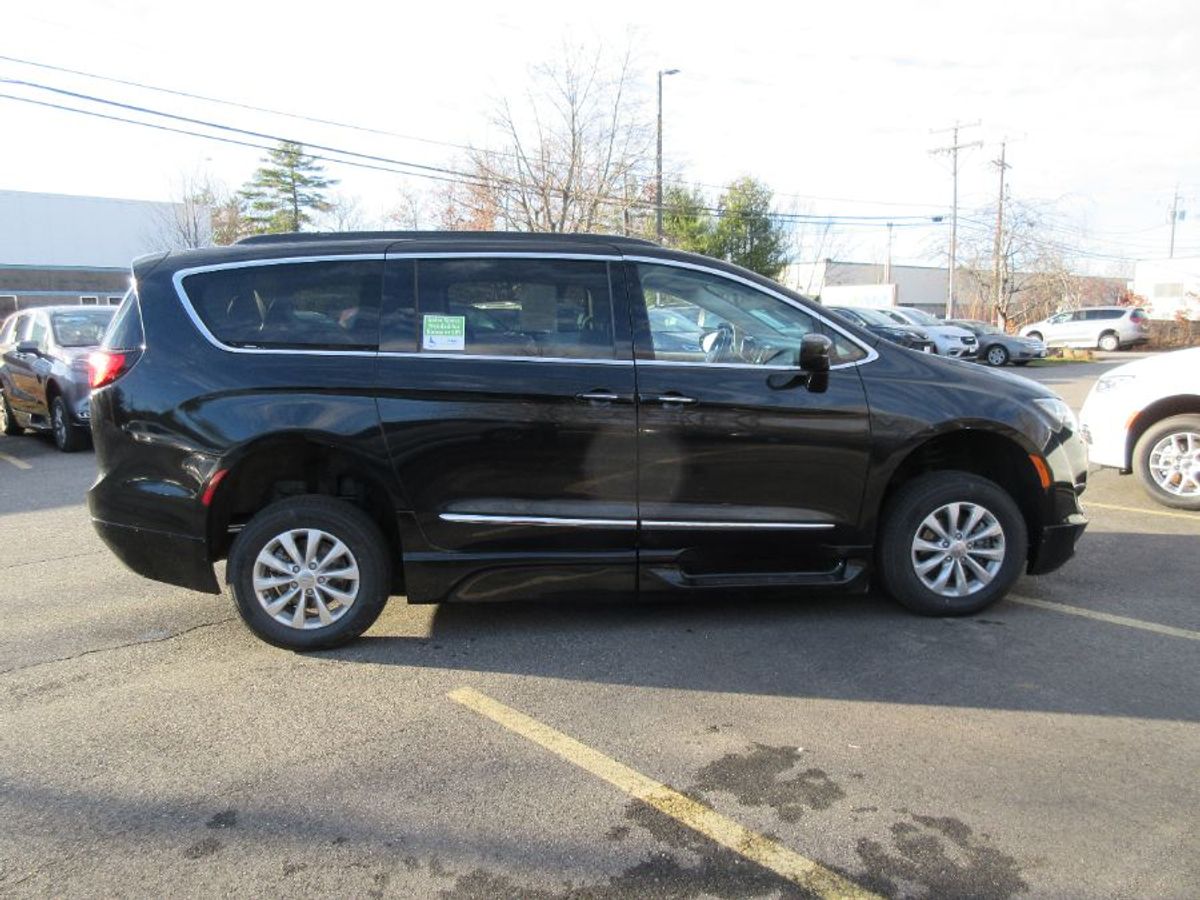 Black Chrysler Pacifica image number 17