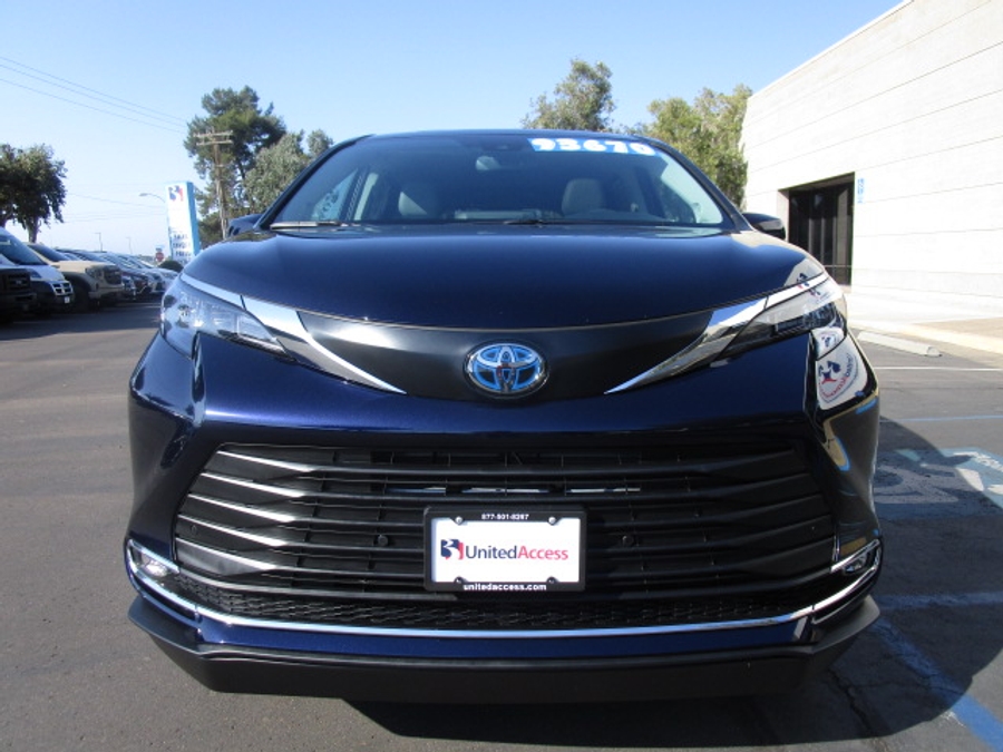 New 2025 Toyota Sienna Hybrid XLE Plus - BraunAbility Side Entry Entry In Floor Automatic Ramp