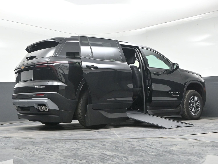 Black Chevrolet Traverse image number 19