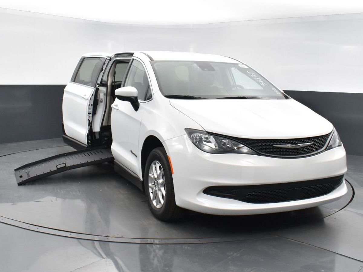 White Chrysler Voyager image number 6