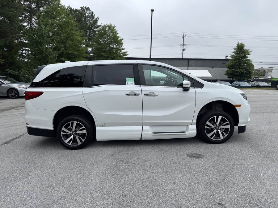 White Honda Odyssey image number 5