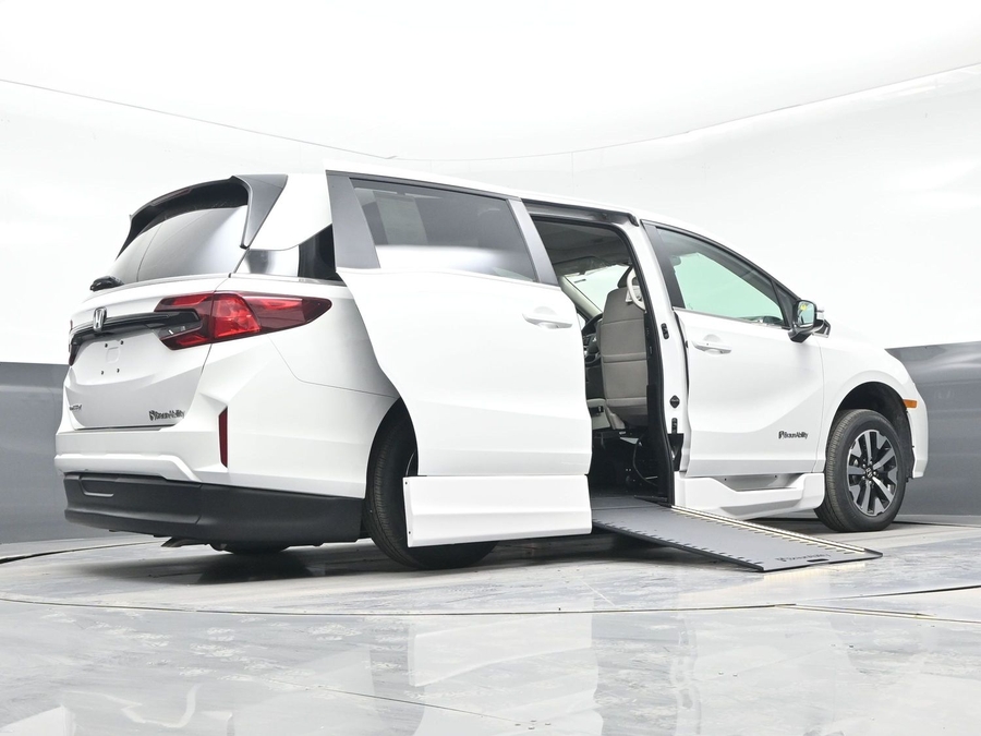 White Honda Odyssey image number 21