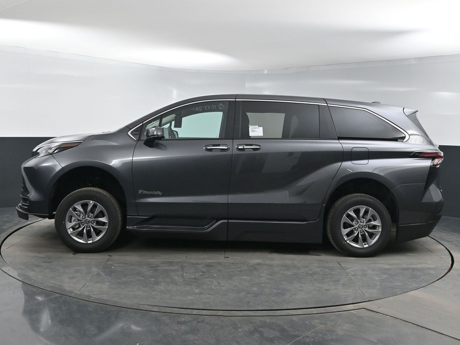 New 2025 Toyota Sienna Hybrid XLE Base - BraunAbility Side Entry Entry In Floor Automatic Ramp