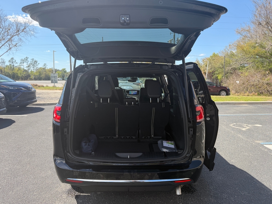 Black Chrysler Pacifica image number 10