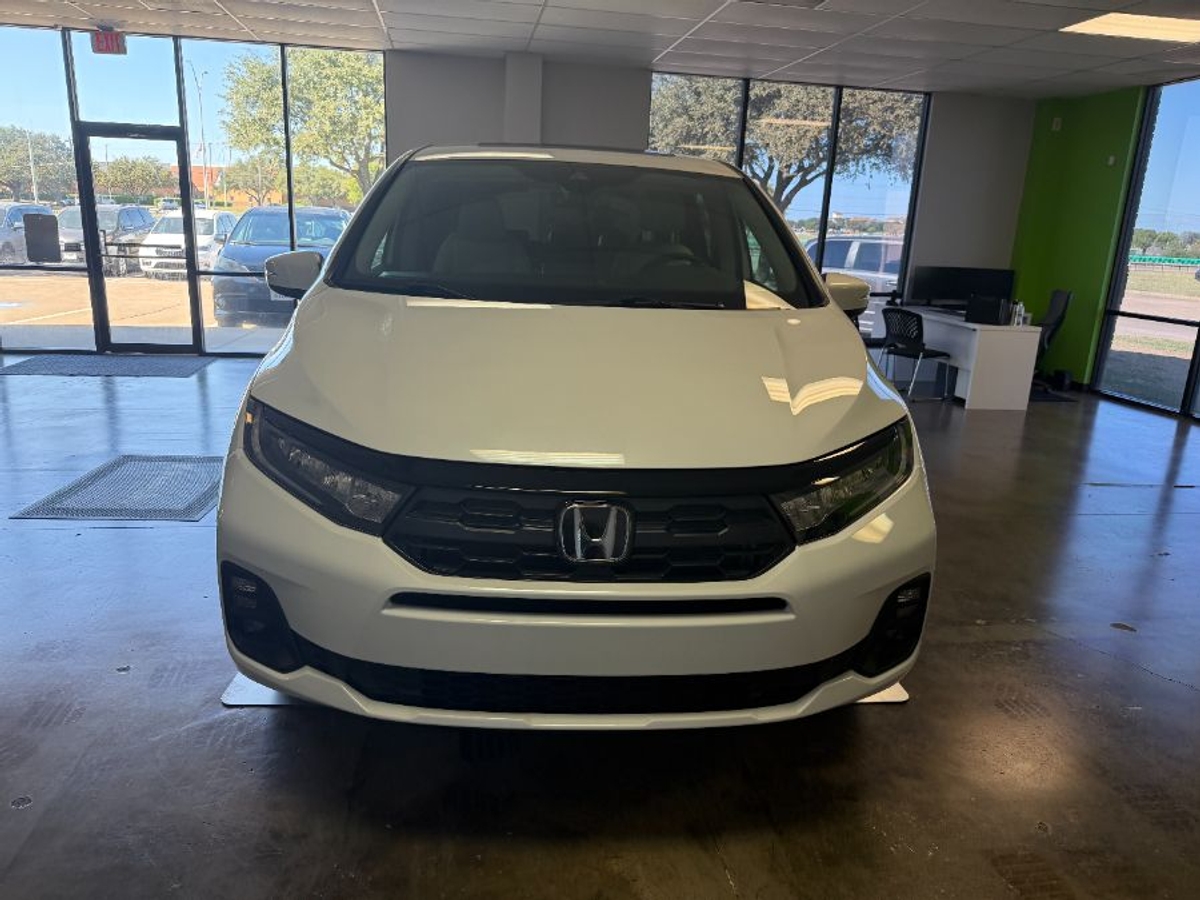White Honda Odyssey image number 8