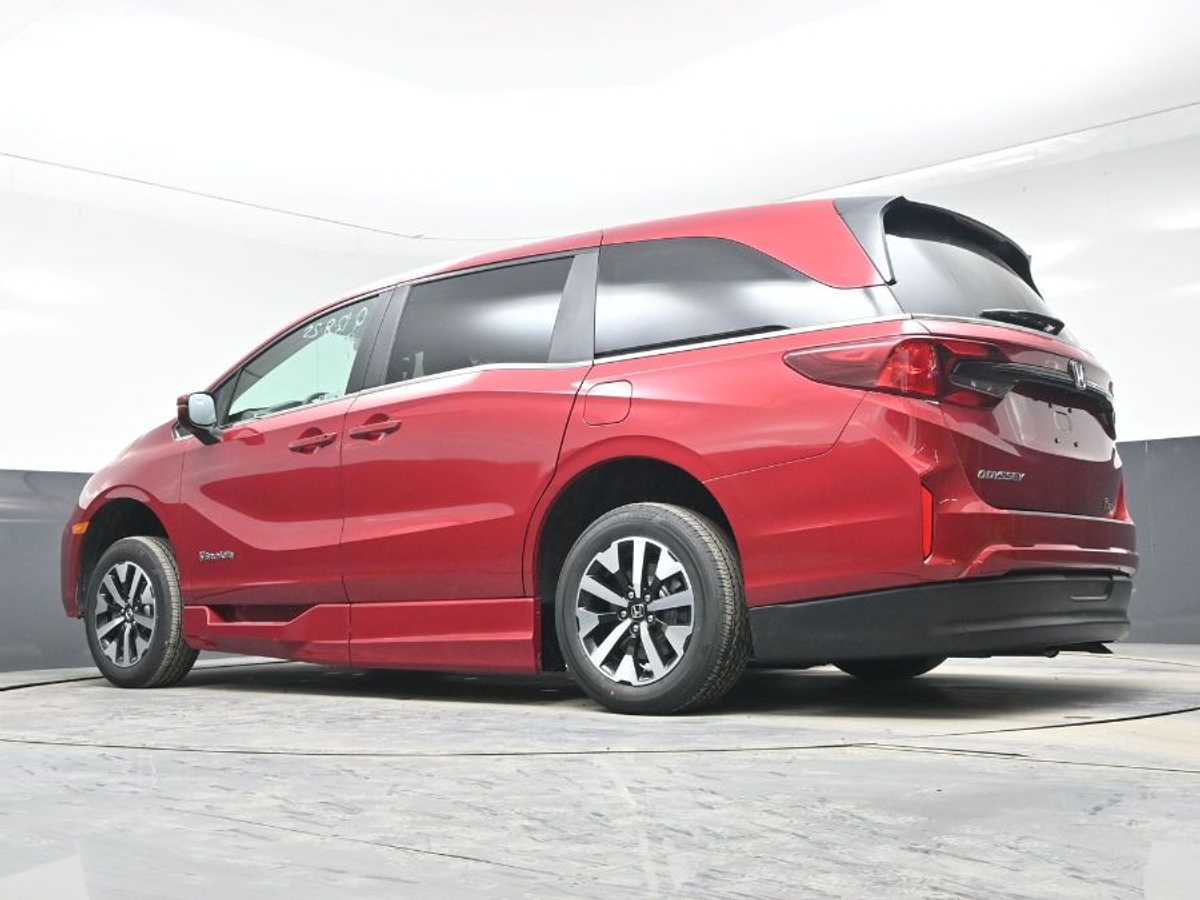 Red Honda Odyssey image number 20