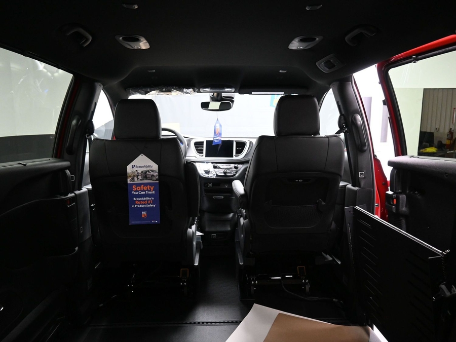 Red Chrysler Pacifica image number 14