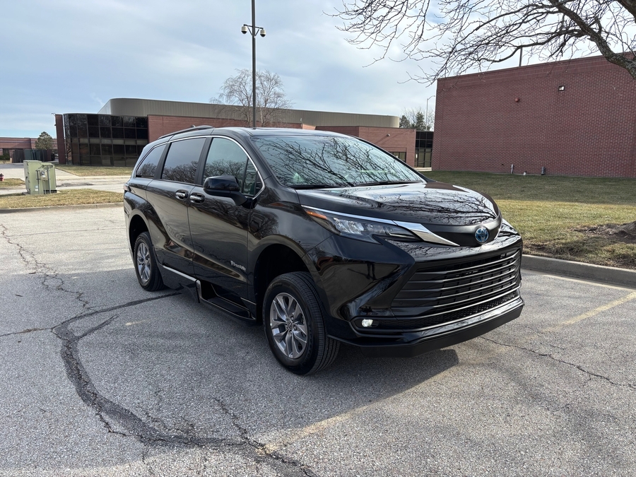 Used 2025 Toyota Sienna Hybrid XLE Base - BraunAbility Side Entry Entry In Floor Automatic Ramp