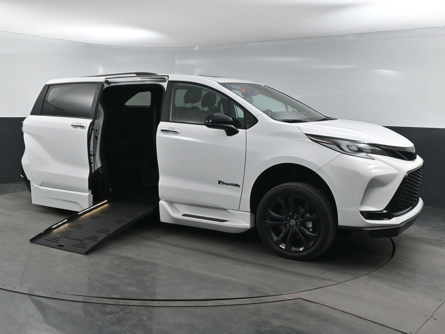 New 2025 Toyota Sienna Hybrid XSE Sport - BraunAbility Side Entry Entry Fold Out Automatic Ramp