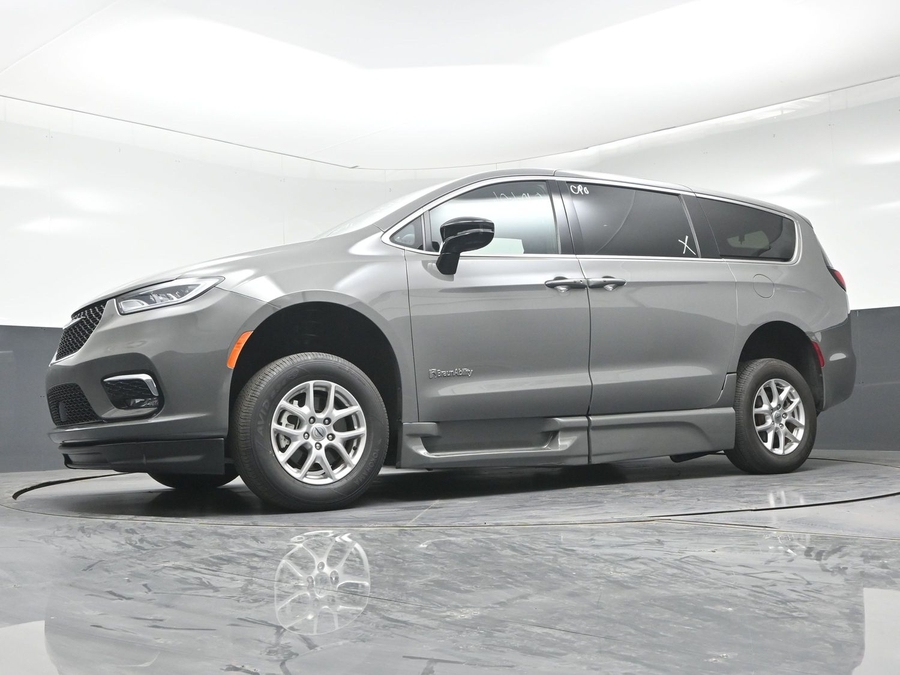 Used 2025 Chrysler Pacifica Select - BraunAbility Side Entry In Floor Automatic Ramp