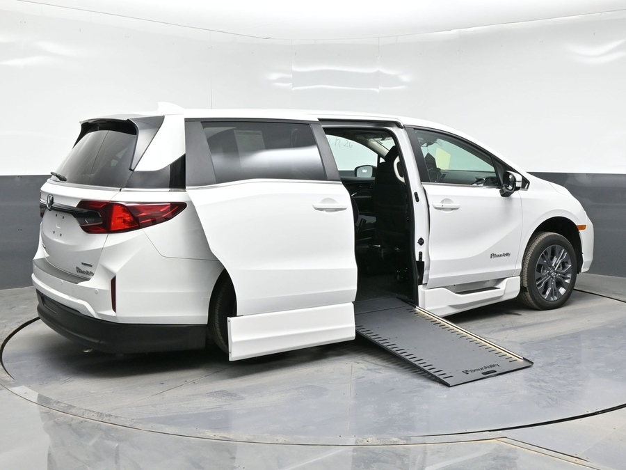 White Honda Odyssey image number 3