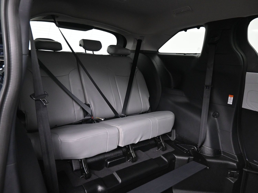 Blue Toyota Sienna image number 9