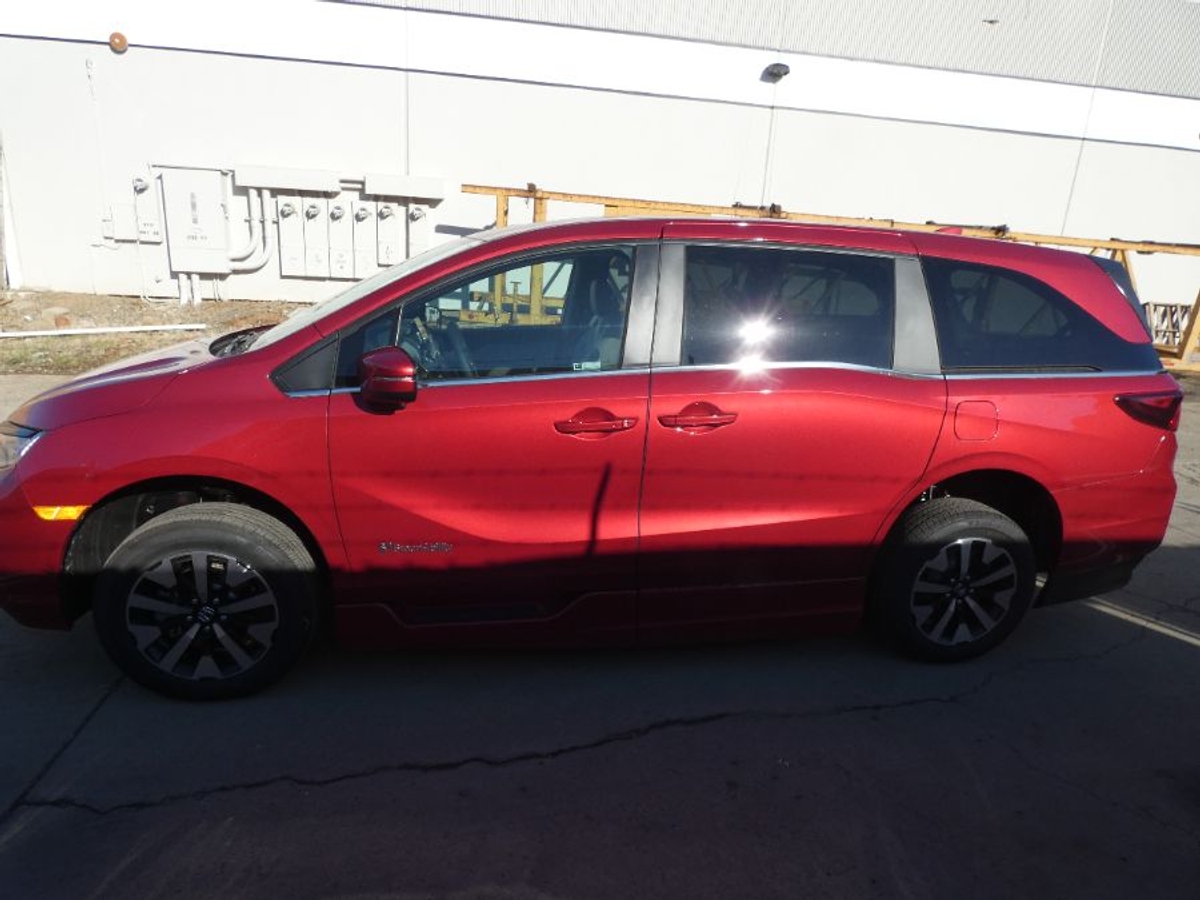 Red Honda Odyssey image number 2