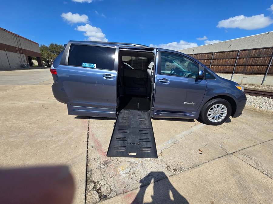 Used 2017 Toyota Sienna XLE - BraunAbility Side Entry Entry Fold Out Automatic Ramp
