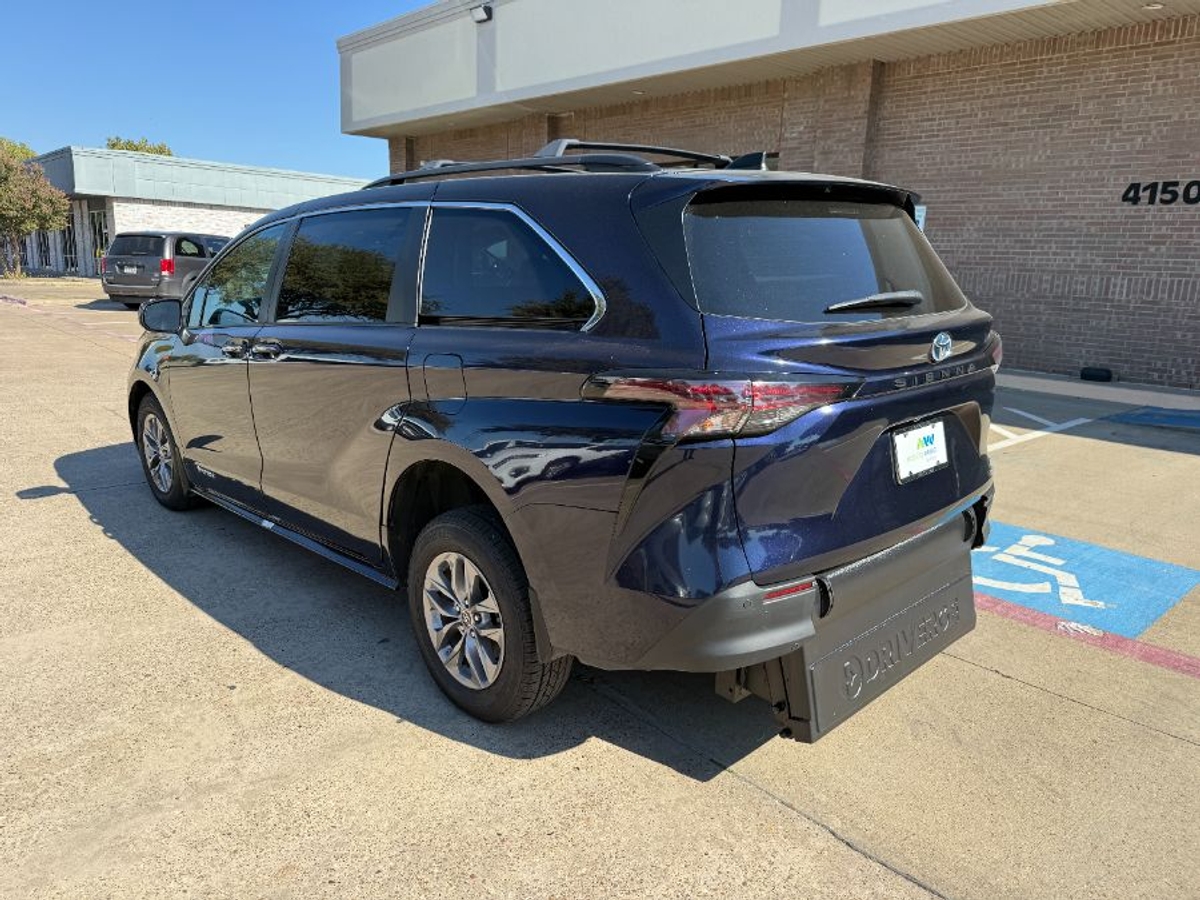 2023 TOYOTA SIENNA - Image 4