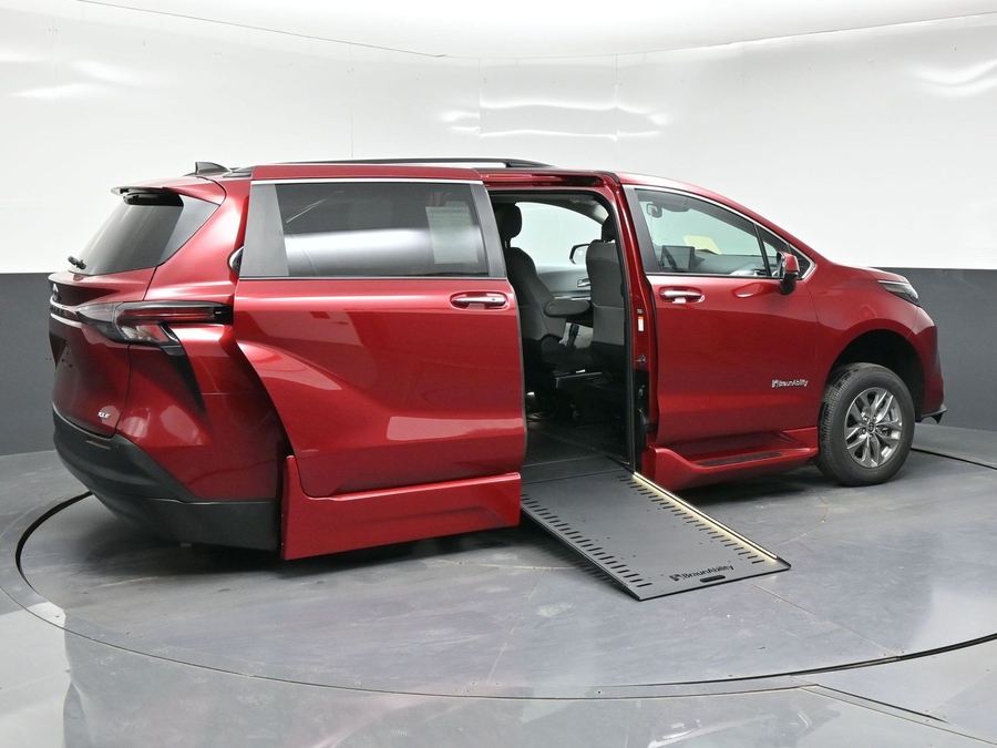 New 2026 Toyota Sienna Hybrid XLE Add - BraunAbility Side Entry In Floor Automatic Ramp
