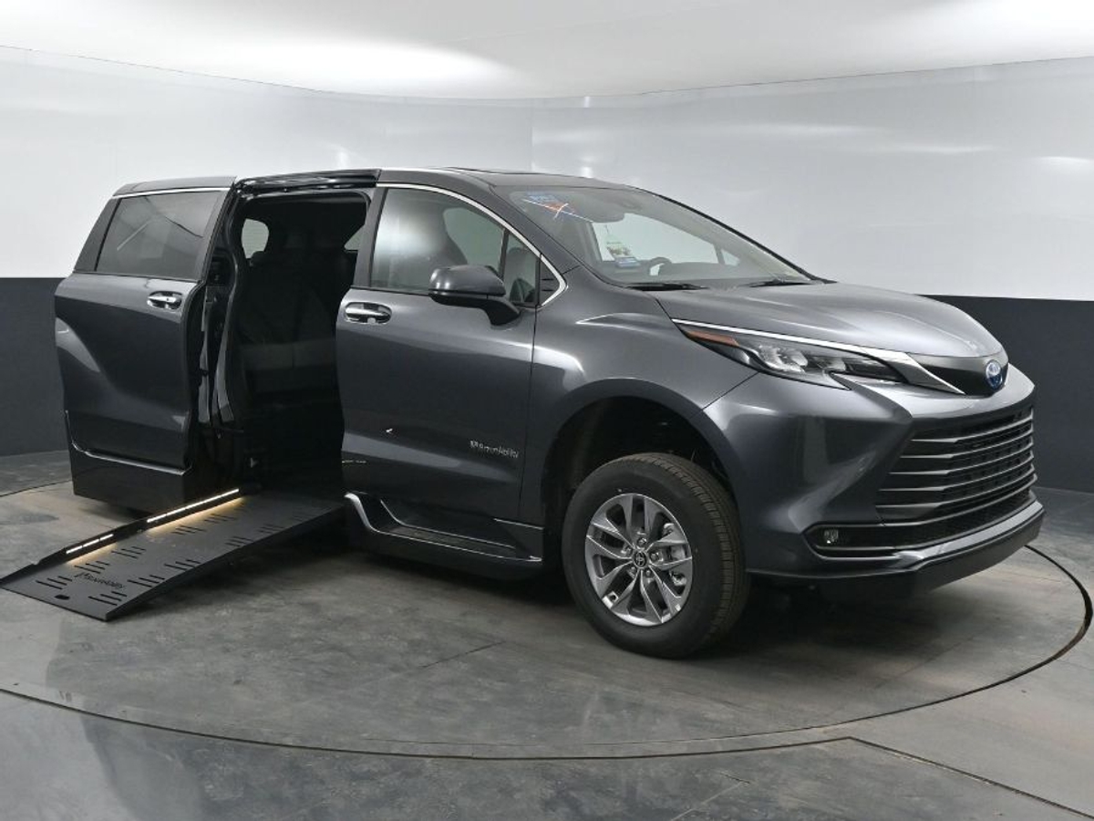 2025 Toyota Sienna XLE's photo