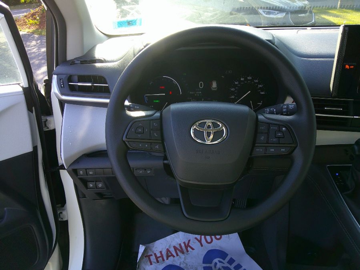 White Toyota Sienna image number 15