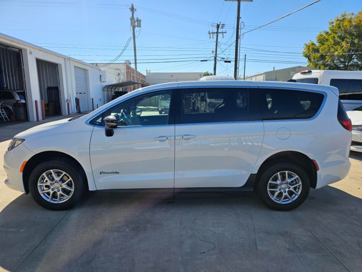 2025 CHRYSLER VOYAGER - Image 17