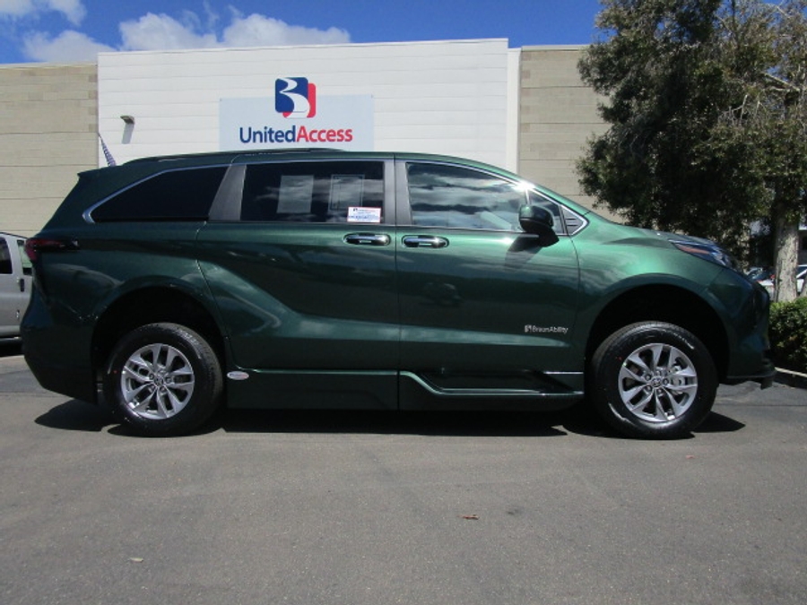 New 2026 Toyota Sienna Hybrid XLE Base - BraunAbility Side Entry Entry Fold Out Automatic Ramp