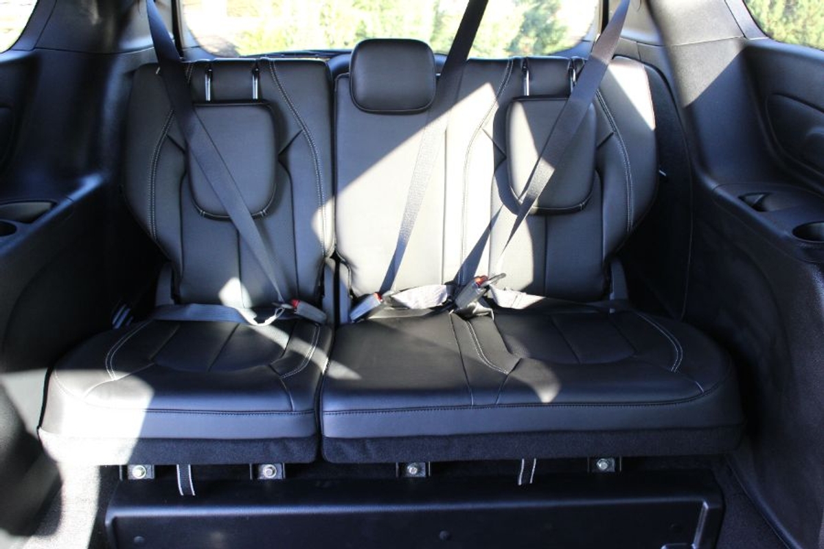 Grey Chrysler Pacifica image number 11