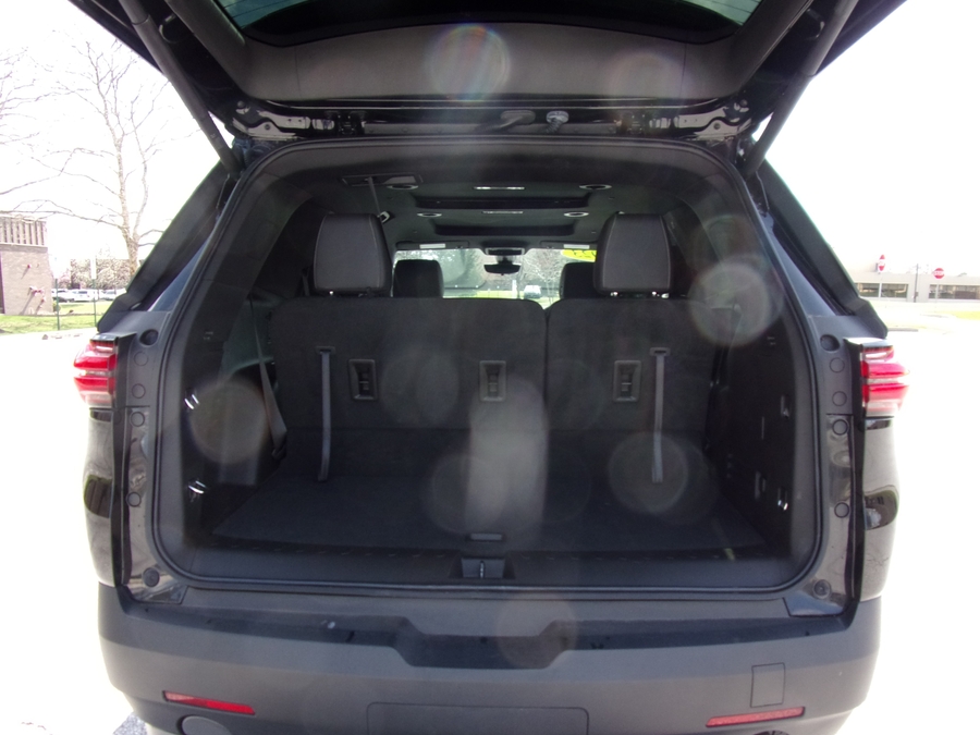 Black Chevrolet Traverse image number 18