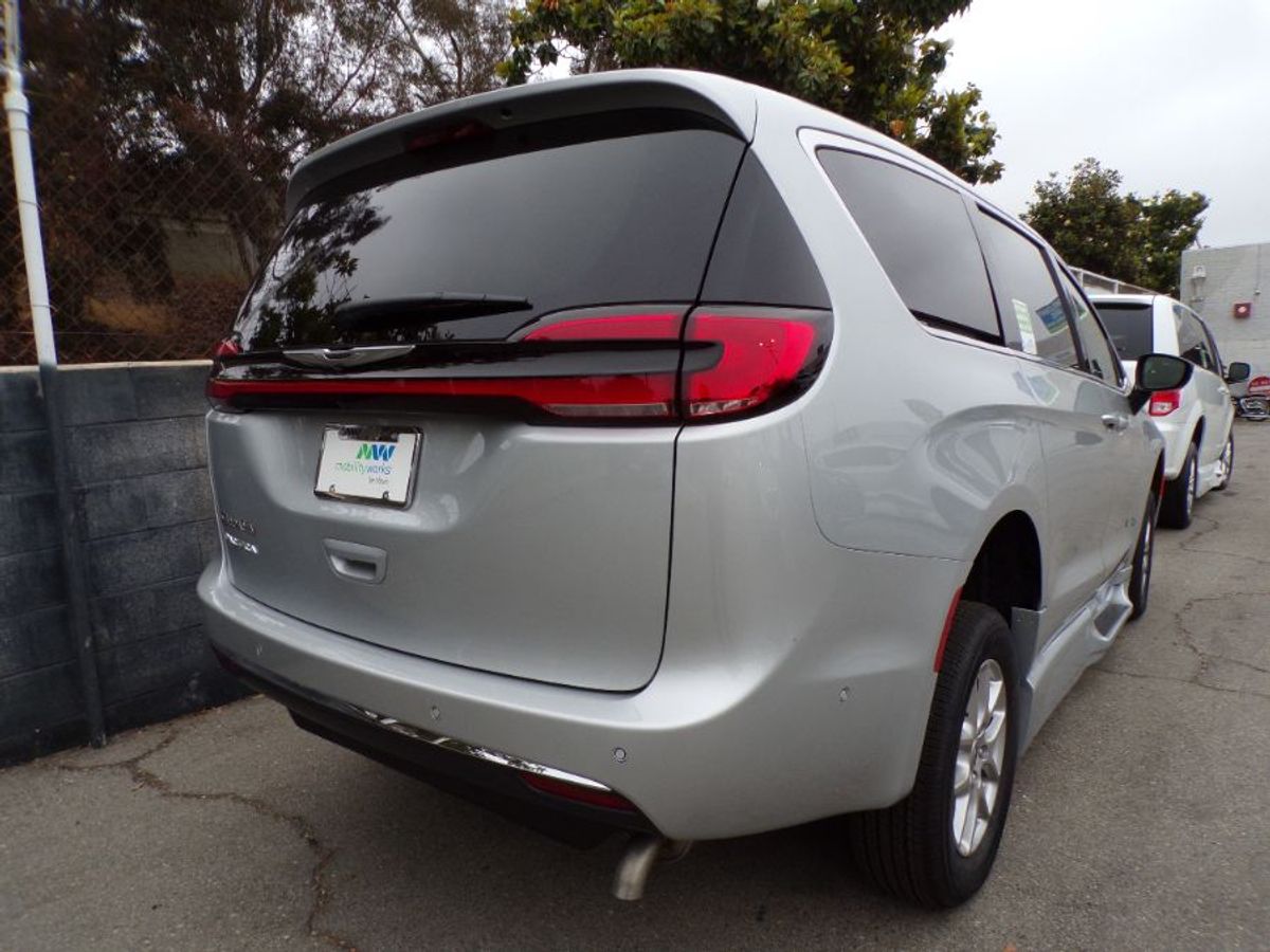 Silver Chrysler Pacifica image number 3