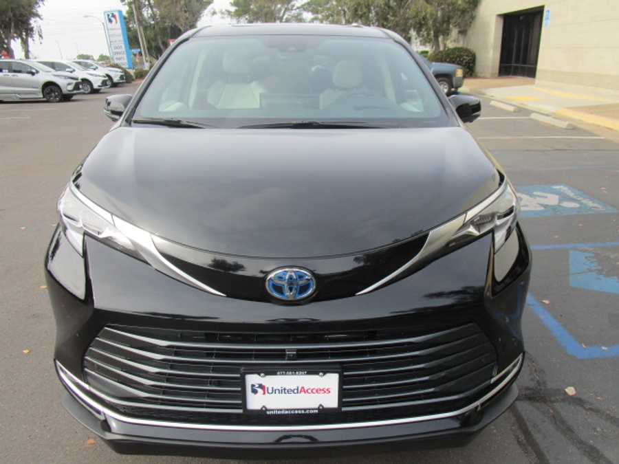 New 2025 Toyota Sienna Hybrid Platinum - BraunAbility Side Entry Entry In Floor Automatic Ramp