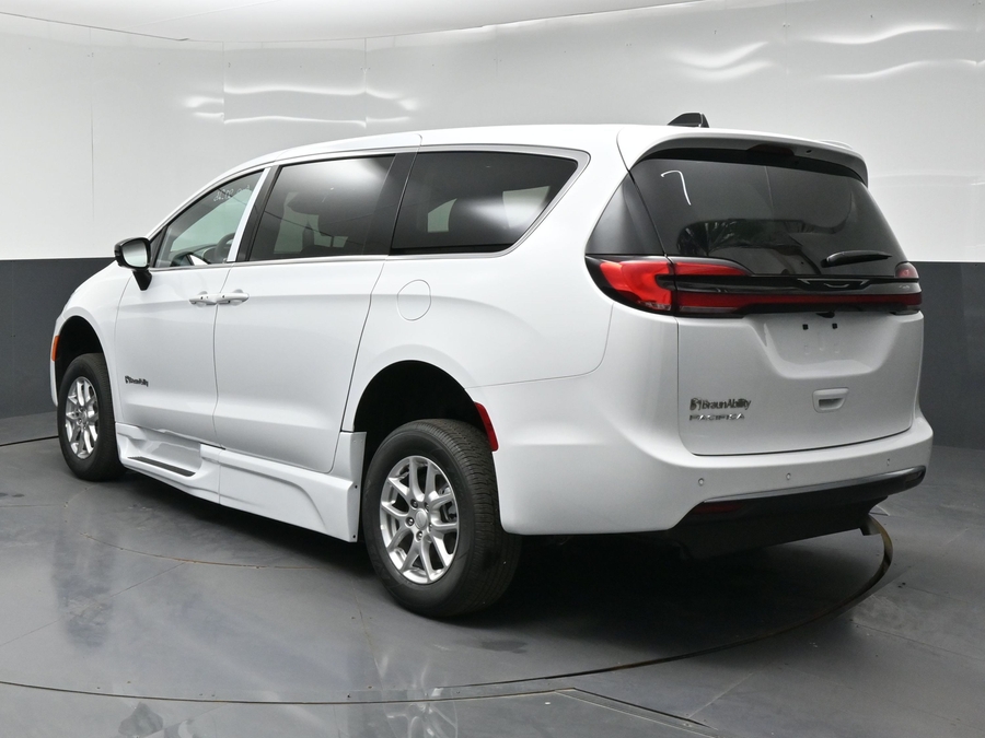 New 2027 Chrysler Pacifica Select Safety - BraunAbility Side Entry Fold Out Automatic Ramp