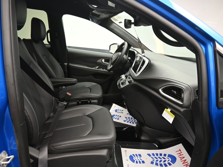 Blue Chrysler Pacifica image number 5
