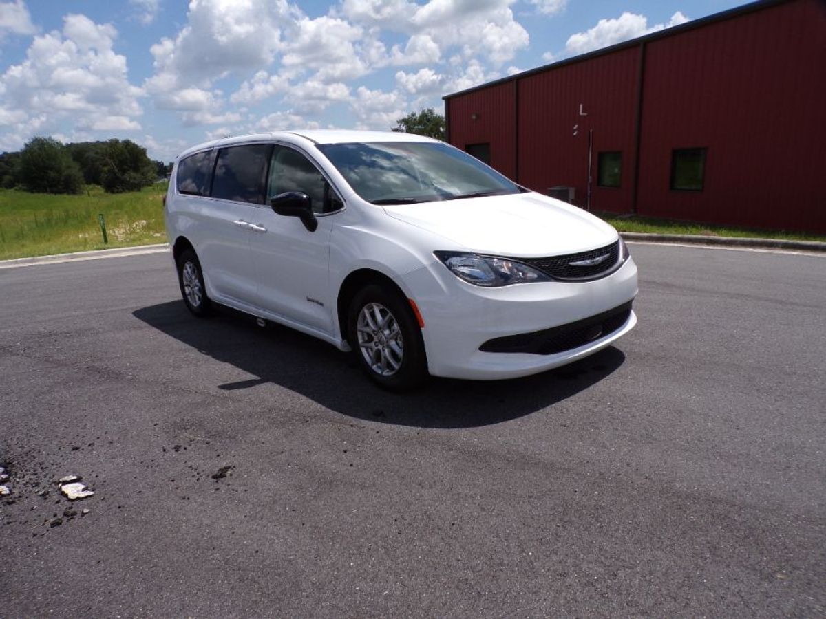 White Chrysler Voyager image number 10
