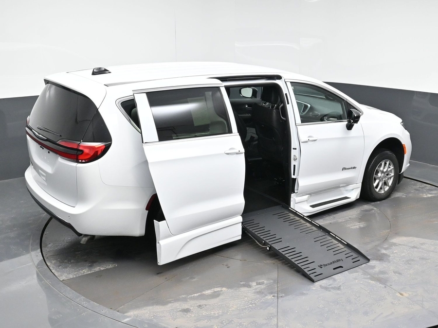 White Chrysler Pacifica image number 22