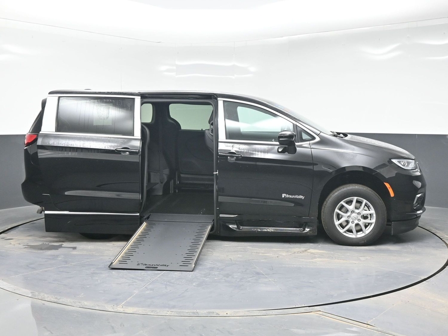 Black Chrysler Pacifica image number 7